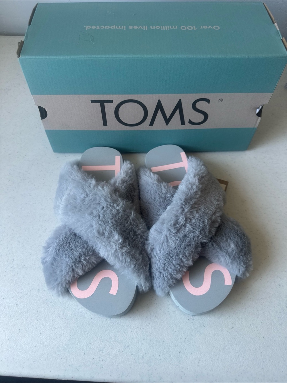 NWB TOMS Susie Faux Fur Crisscross Slide Sandals in Light Gray Size 6
